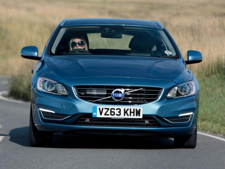  Volvo V60 D6 Plug-In Hybrid 2013 года  (UK) (фото 10 из 13)